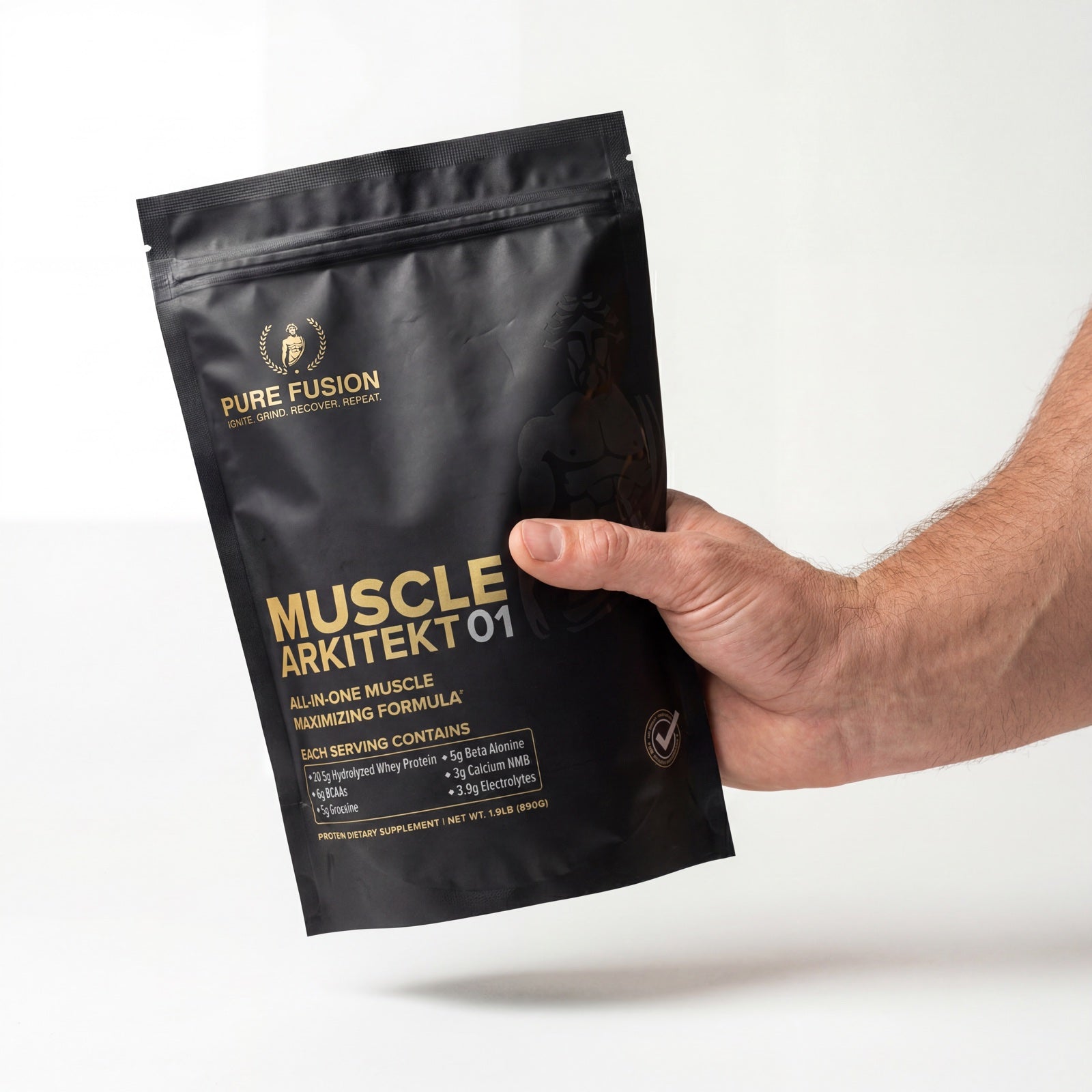 Muscle Arkitekt 01 pouch held in hand